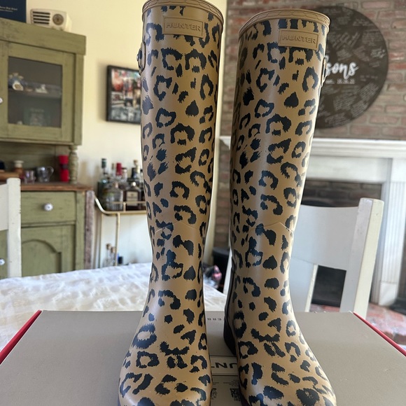 HUNTER Original Leopard Print Refined Tall Waterproof Rain Boot
Size 6 - Picture 3 of 11